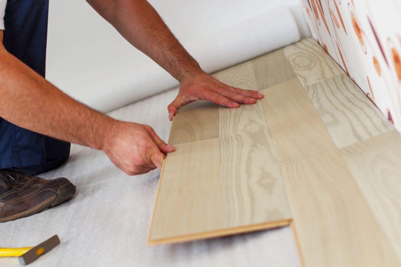 Installing laminate flooring plank near wall
